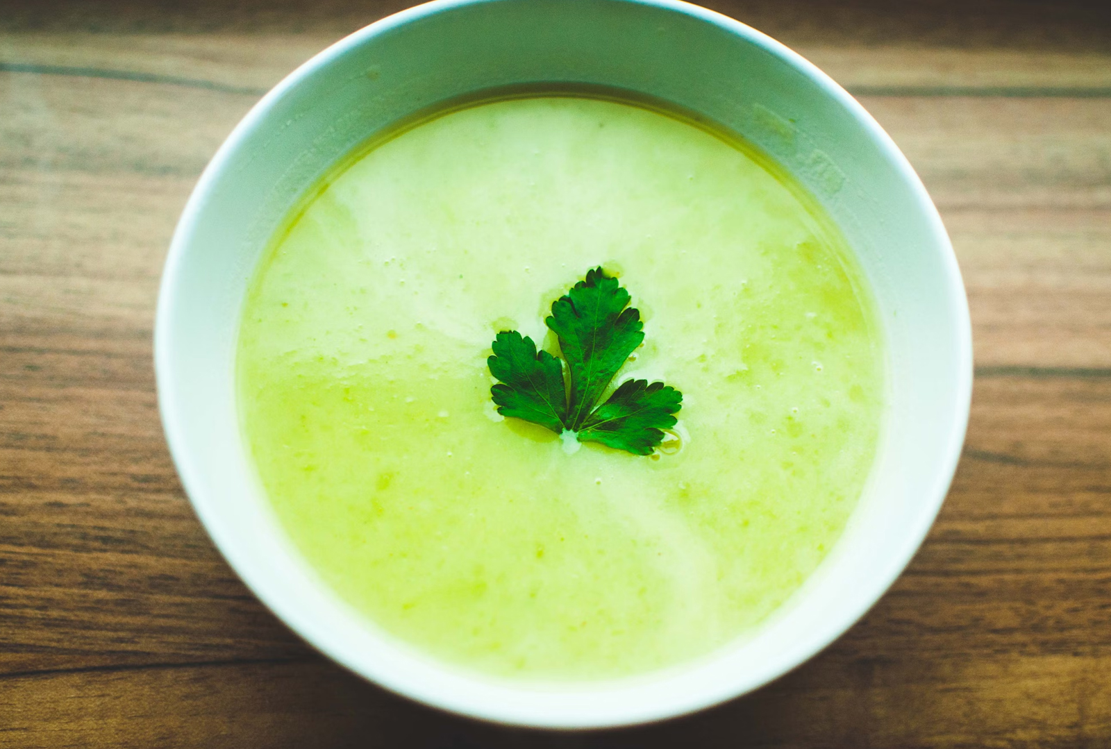 Simple pea soup with mint